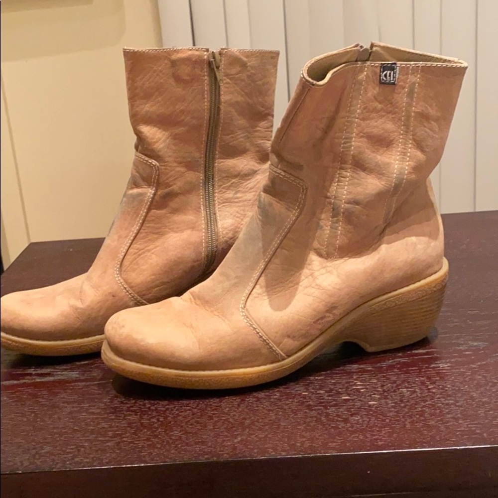 Tan leather boots / rubber soles